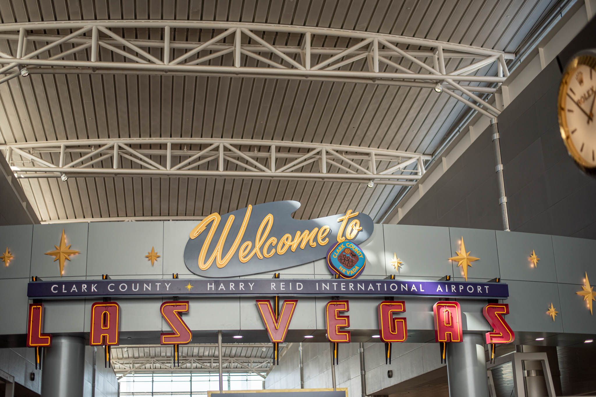 Sign above an archway displaying the text 'Welcome to Las Vegas'